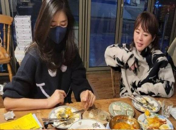 김희영 티앤씨재단 이사장(왼쪽)과 니키리. (사진=김 이사장 인스타그램)