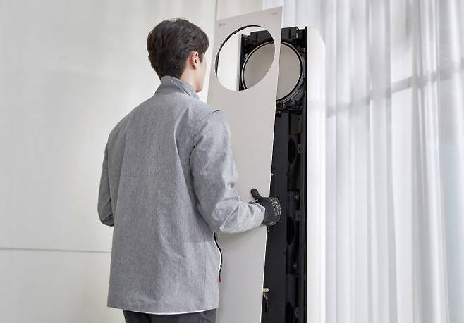 LG전자의 가전 케어 및 서비스 전문가들이 에어컨 무상 AS 서비스를 진행하고 있다. (사진=LG전자 제공)