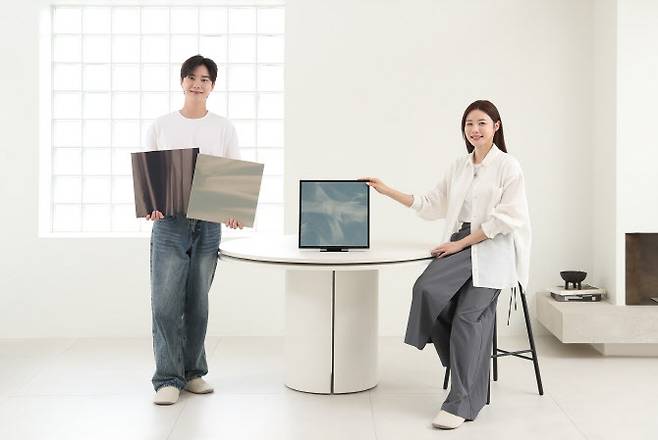 삼성전자 모델이 패션 브랜드 ‘지용킴’과 협업한 ‘뮤직 프레임 X 지용킴’ 스페셜 에디션을 소개하고 있다. (사진=삼성전자)