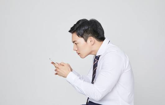 경추성 두통 환자는 일자목 증후군, 거북목 증후군과 같은 신체 불균형이 있는 경우가 많다ㅣ출처: 클립아트코리아