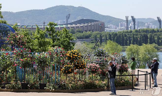 16일 서울 광진구 뚝섬한강공원에서 열린 2024 서울국제정원박람회를 찾은 시민들이 정원을 감상하고 있다. 서울시는 이날부터 오는 10월8일까지 '2024 서울국제정원박람회'를 개최하고 계절에 따라 변화하는 정원을 관람객들에게 선보인다고 밝혔다. 정원투어·문화행사 등이 열리는 본 행사는 이날부터 22일까지 열리고 이후 상설 전시로 전환한다. 2024.5.16/뉴스1 ⓒ News1 박지혜 기자