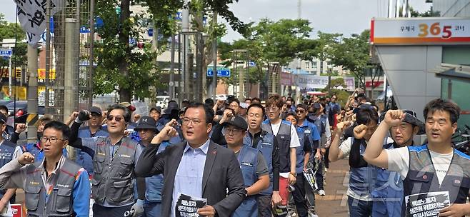 전국택배노조 대구경북지부는 3일 경북지방우정청 앞에서 결의대회를 열고 생존권 보장을 우정사업본부에 촉구했다. (택배노조 대경지부 제공) 2024.6.3/뉴스1