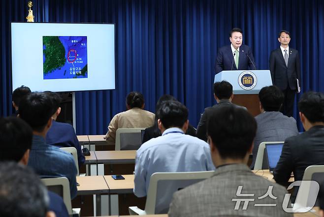 윤석열 대통령이 3일 용산 대통령실 청사에서 열린 첫 국정브리핑에서 "포항 영일만 앞바다에서 막대한 양의 석유와 가스가 매장돼 있을 가능성이 높다는 물리탐사 결과가 나왔다＂고 발표하고 있다. 2024.6.3/뉴스1 ⓒ News1 송원영 기자