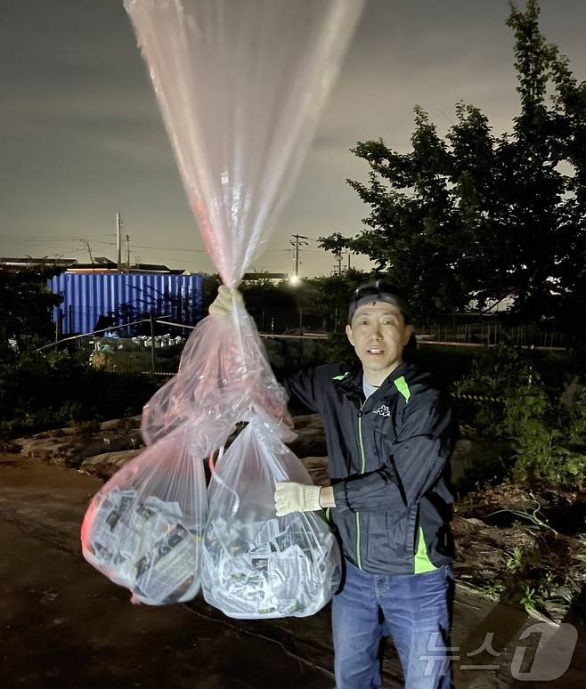 박상학 자유북한운동연합 대표가 대북전단과 USB가 담긴 봉투를 대형 풍선에 매달아 북한으로 날려보내고 있다. (자유북한운동연합 제공)