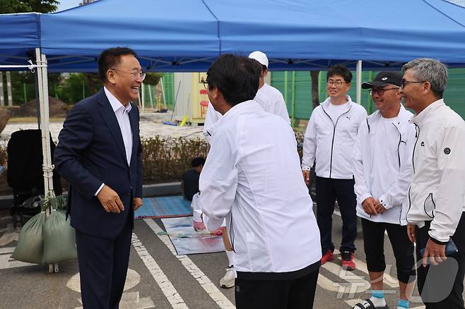 강원도민체전 선수단 격려하는 김진하 양양군수.(양양군 제공) 2024.6.3/뉴스1