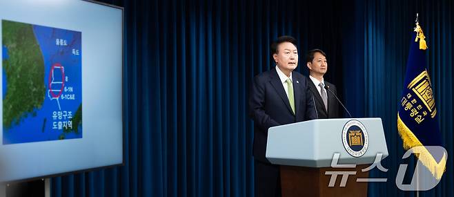 윤석열 대통령이 3일 오전 서울 용산 대통령실 청사 브리핑실에서 열린 국정브리핑에서 석유·가스 매장과 관련해 설명하고 있다. (대통령실 제공) 2024.6.3/뉴스1 ⓒ News1 송원영 기자