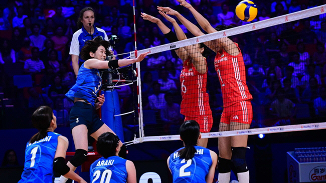 중국전에서 득점하는 일본 고가 사리나(왼쪽) 사진=FIVB