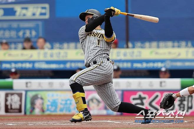 2일 지바 롯데전 1회초 선두타자 홈런을 터트린 모리시타. 프로 2년차에 첫 선두타자 홈런이다. 이 홈런이 1대0 승리로 이어진 결승타가 됐다. 사진캡처=한신 타이거즈 SNS
