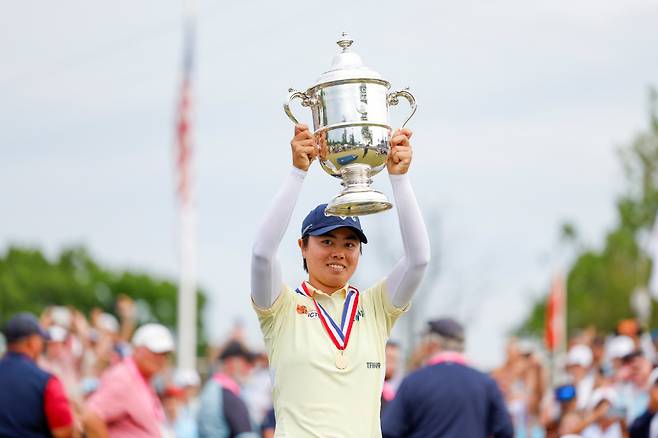 Yuka Saso raises the trophy after winning the 2024 U.S. Women's Open Presented by Ally at Lancaster Country Club in Lancaster, Pa. on Sunday, June 2, 2024. (Chris Keane/USGA)