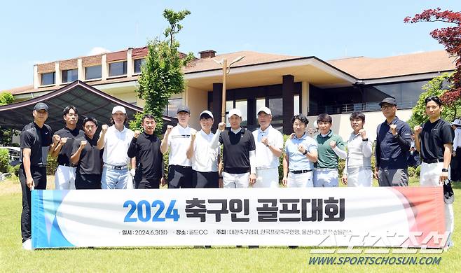 3일 경기도 용인 골드CC에서 열린 '2024 축구인 골프대회'에서 참가자들이 기념촬영을 하고 있다. 왼쪽부터 전남 고태원, 울산 박주영, 포항 백성동, 울산 홍명보 감독, 인천 조성환 감독, 수원FC 김은중 감독, 전북 김두현 감독, 포항 박태하 감독, 천안 김태완 감독, 전남 이장관 감독, 서울 김기동 감독, 안산 임관식 감독, 성남 최철우 감독, 제주 정운.

'축구인 골프대회'는 대한축구협회, 한국프로축구연맹, 울산 HD, 포항스틸러스가 주최하고 스포츠서울, 스포츠조선, 일간스포츠, 스포츠경향, 스포츠동아, 스포츠월드 등 스포츠 전문 미디어 6개사가 후원한다. 용인=허상욱 기자wook@sportschosun.com/2024.06.03/