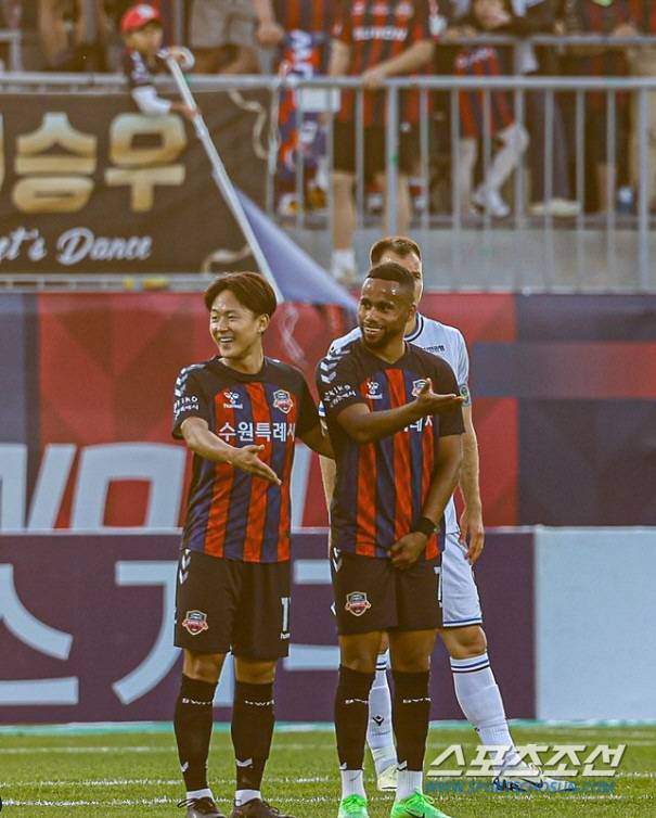 어느새 8호골 이승우-7AS 도움왕 안데르손의 찰떡 호흡 사진제공=수원FC