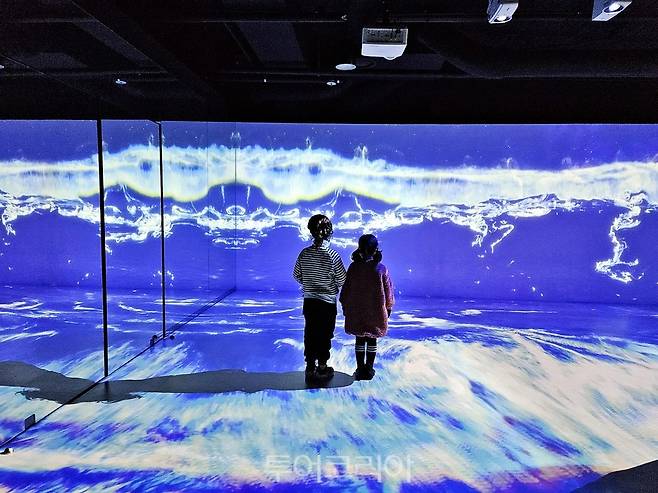 수소안전뮤지엄에서 어린이들이 미래의 수소사회를 경험해 보고 있는 모습.[사진=음성군]