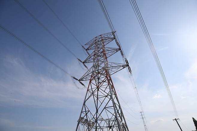 2일 경기도 고양시에 세워진 한 송전탑의 모습. / 장련성 기자