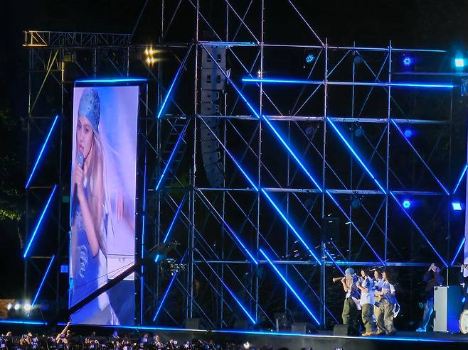 지난달 27일 조선대 축제에서 뉴진스가 공연 중인 모습. /뉴스1