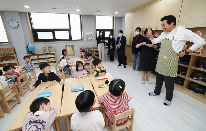 오세훈 서울시장이 서울 서대문구 새빛어린이집에서 열린 ‘서울 든든급식 운영 기념 행사’에서 배식에 앞서 어린이들에게 인사하고 있다.(공동취재) 2024.4.29