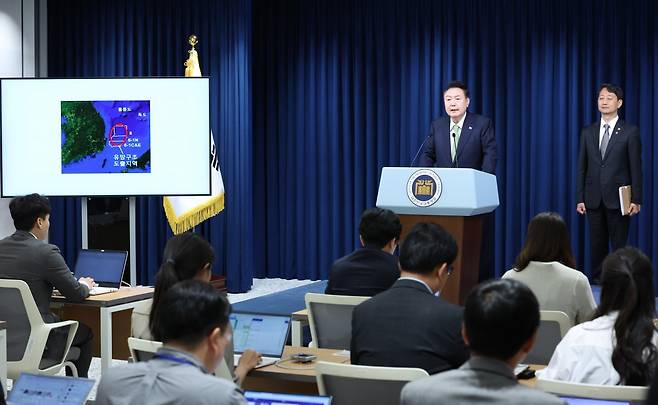 윤석열 대통령이 3일 용산 대통령실 청사에서 열린 첫 국정브리핑에서 “포항 영일만 앞바다에서 막대한 양의 석유와 가스가 매장돼 있을 가능성이 높다는 물리탐사 결과가 나왔다”고 발표하고 있다. 2024.6.3/뉴스1