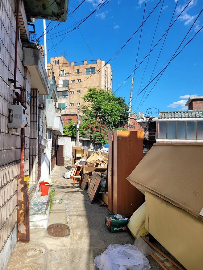 지난 1일 서울 용산구 한남재정비촉진지구(뉴타운) 한남3구역에 이사를 하면서 버리고 간 가구들이 골목에 늘어서 있다. 사진=최용준 기자