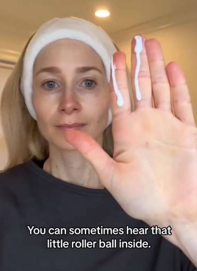 피부과 전문의 위트니 보우는 "손가락 두 개 정도 양의 선크림을 얼굴에 바르는 게 적당하다"고 말한다./사진=틱톡 'drwhitneybowe' 캡처