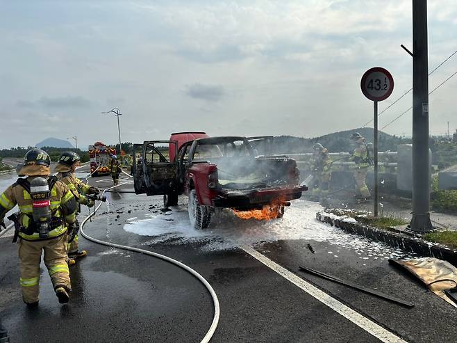 오늘(3일) 오후 제주도 평화로에서 발생한 차량 화재 현장 진화 모습 (제주소방안전본부 제공)