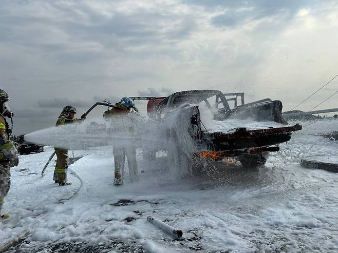 오늘(3일) 오후 제주도 평화로에서 발생한 차량 화재 현장 진화 모습 (제주소방안전본부 제공)