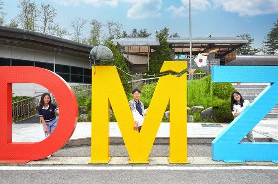 정하은·이서준·권혜원(왼쪽부터) 학생기자가 한반도의 과거와 현재 그리고 미래가 살아 숨 쉬는 DMZ와 접경지역을 방문해 그곳에 얽힌 역사를 살펴보며 새롭게 생각하는 시간도 가졌다.