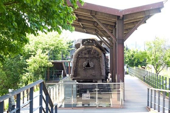 임진각에는 신의주로 향하던 도중 연합군에 의해 폭파되어 그 자리에 멈춰 선 경의선 장단역 증기기관차의 화통도 전시됐다.