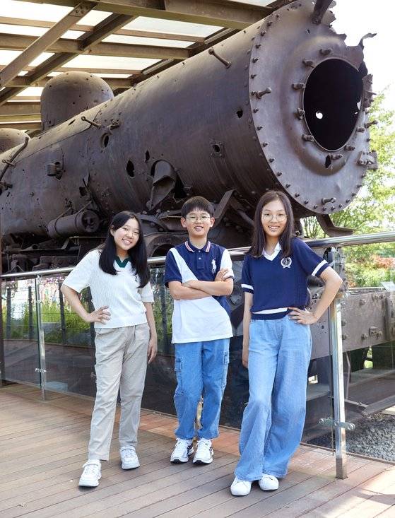 경의선 장단역 증기기관차와 기념 촬영을 남긴 소중 학생기자단.