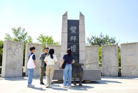 명절마다 실향민들이 제사를 지내는 망배단에서 남경우(왼쪽에서 둘째) 건국대학교 통일인문학연구단 전임연구원의 설명을 듣고 있는 소중 학생기자단.