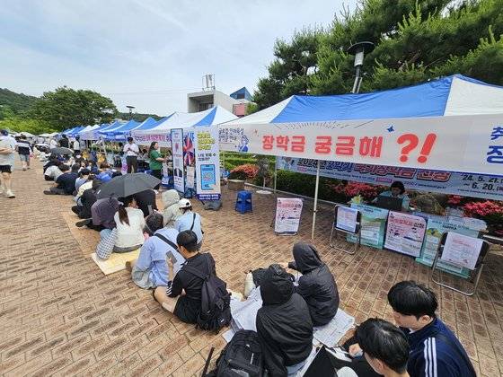 지난달 27일 오후 축제가 열리고 있는 광주시 조선대학교에서 뉴진스 공연을 앞두고 입장을 기다리는 인파가 길게 줄서 장사진을 치고 있다. 뉴스1