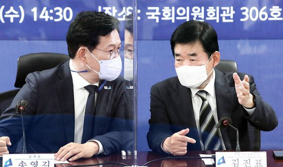 2021년 5월 당시 더불어민주당 송영길 대표와 김진표 부동산특별위원회 위원장이 서울 여의도 국회 의원회관에서 열린 부동산특위 1차회의에서 대화를 나누고 있다. 2021.5.12 오종택 기자