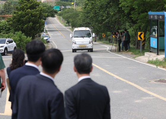 3일 오후 전남 진도군 의신면 명금저수지(현 송정저수지)에서 '진도저수지 살인' 사건 현장 검증이 진행되고 있다. 연합뉴스