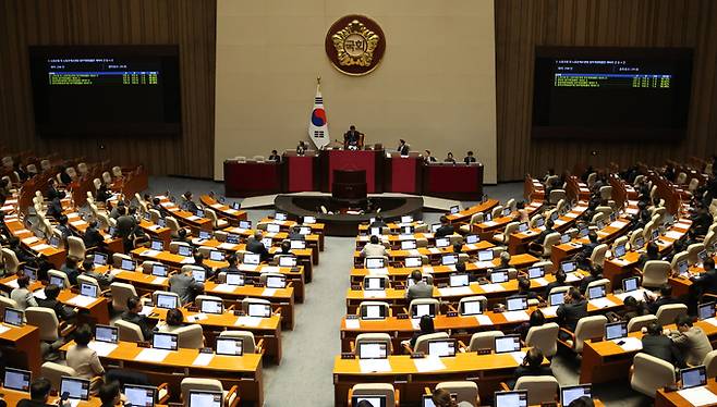 지난해 12월8일 서울 여의도 국회에서 열린 제410회 국회 제14차 본회의에서 '노조법 및 방송3법'에 대한 재의의 건이 부결되고 있다. /뉴시스