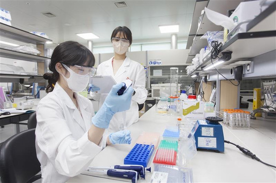 SK bioscience researchers conduct tests at L House, the company’s vaccine manufacturing facility in Andong, North Gyeongsang. [SK BIOSCIENCE]