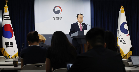 Koo Byung-sam, spokesman of the South Korea's Unification Ministry, speaks during a regular press briefing on Monday at the government complex in central Seoul. [YONHAP]