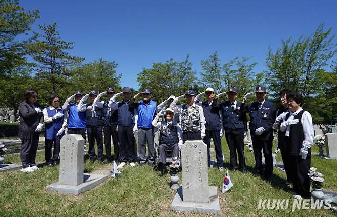 송파구 국가유공자들이 제69회 현충일을 사흘 앞둔 3일 오전 서울 동작구 국립서울현충원에서 거수경례를 하고 있다. 