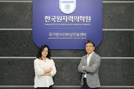 방사선건강영향평가 연구진. (사진 왼쪽부터) 이달님‧서성원 박사. 한국원자력의학원 제공