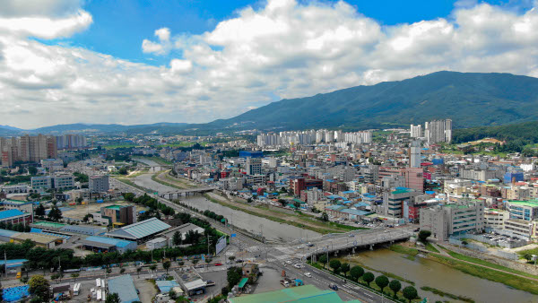 경기도 포천시와 포천시청 전경. 포천시는 신성장 동력사업 추진 기반을 마련하고 적극적인 인구 유입 정책을 펼치기 위해 행정체계를 4국·1단에서 6국으로 대대적인 개편, 새로운 도약을 준비하고 있다. 포천시 제공