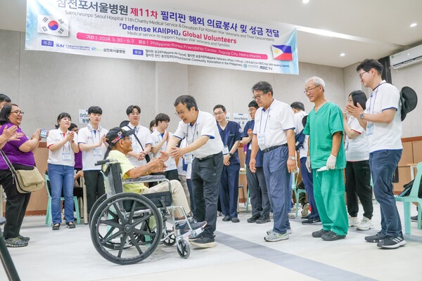 삼천포서울병원 임직원들이 필리핀에서 의료봉사활동을 하고 있다. /삼천포서울병원