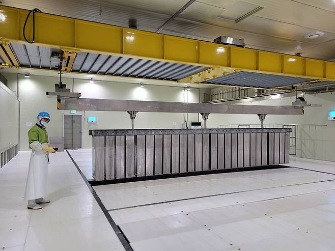 풀무원 춘천 공장에서 투명하고도 단단한 얼음인 ‘돌얼음’이 생산되고 있다. 풀무원