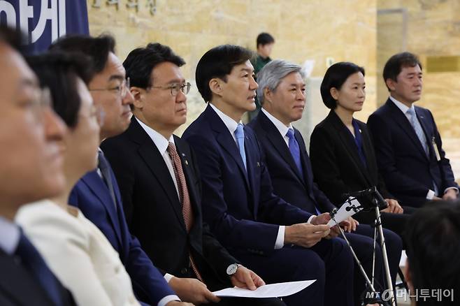 [서울=뉴시스] 고승민 기자 = 조국 조국혁신당 대표가 3일 서울 여의도 국회 로텐더홀에서 열린 최고위원회의에서 모두발언하고 있다. 2024.06.03. kkssmm99@newsis.com /사진=고승민