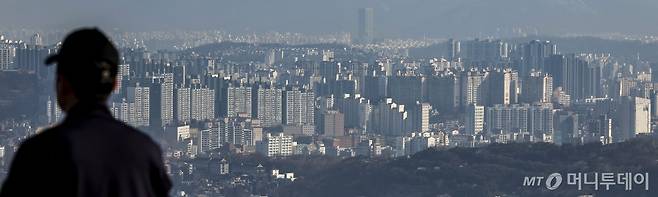 [서울=뉴시스] 정병혁 기자 = 2일 서울 중구 남산 전망대를 찾은 시민이 서울시내 아파트를 바라보고 있다.  서울 민간아파트 분양가는 전월대비 1.99% 올랐고, 전년 동월과 비교해서는 24.18%나 치솟았다. 올해 2월말 기준 서울 민간아파트 평균 분양가는 ㎡당 1145만7000원, 3.3㎡당 3780만8100원으로 집계됐다. 2024.04.02. jhope@newsis.com /사진=정병혁