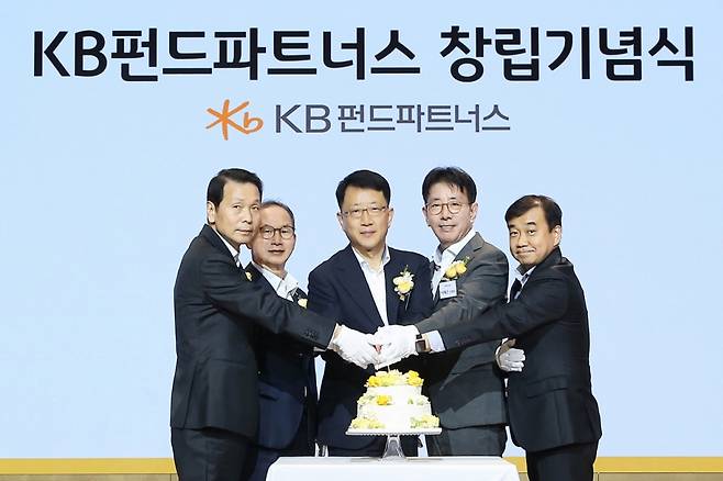 3일 서울 영등포구 여의도 소재 KB국민은행 신관. 'KB펀드파트너스 창립기념식'에서 양종희 KB금융그룹 회장(좌측 두 번째), 이재근 KB국민은행장(우측 두 번째), 이민호 KB펀드파트너스 사장(좌측 세 번째) 등이 기념사진을 촬영하고 있다./사진=KB국민은행