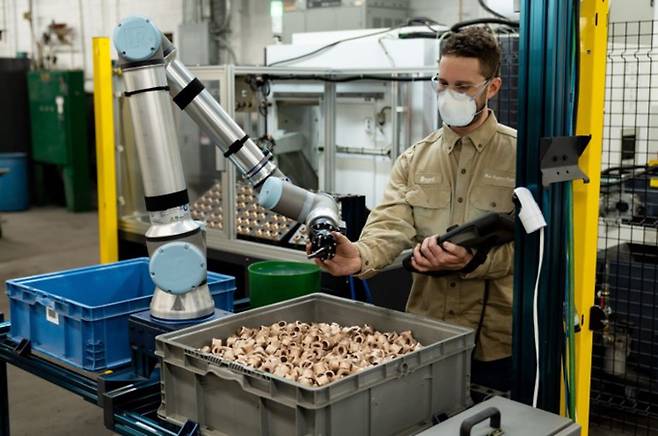 협동로봇 학습 장면. 사진은 협동로봇 전문 기업 유니버설 로봇 /사진=유니버설로봇