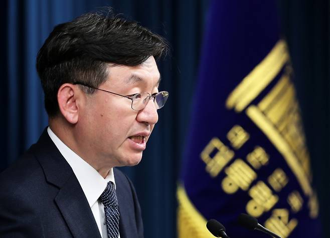 성태윤 정책실장이 지난달 20일 용산 대통령실 청사에서 해외 직구 정책 관련 브리핑을 하고 있다. /사진=뉴스1