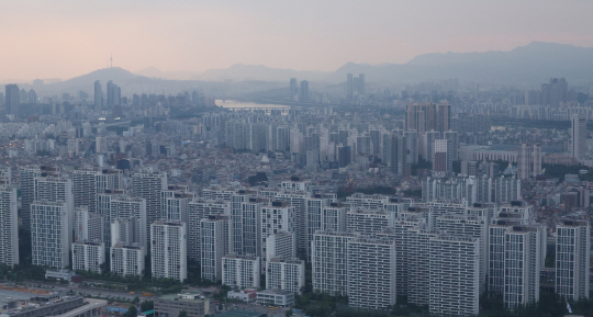 지난 달 30일 서울 상공에서 바라본 서울 시내 아파트. 사진상 보이는 다리 아래쪽이 강남구와 송파구 일대. 뉴시스