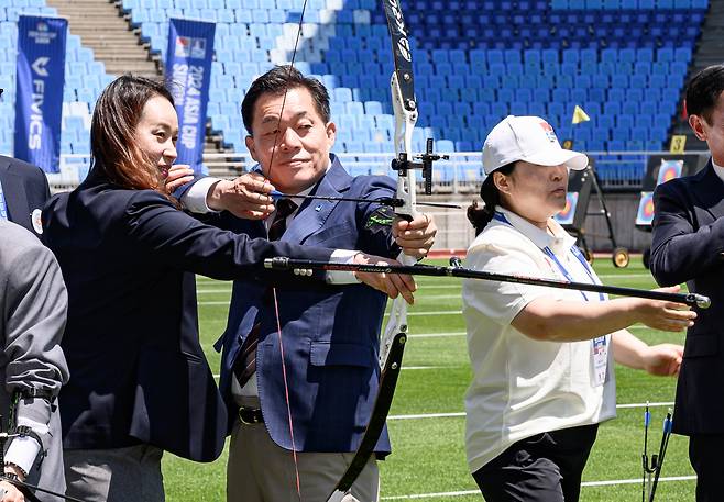 이재준 수원시장이 개막식에서 시궁하고 있다.[수원시 제공]