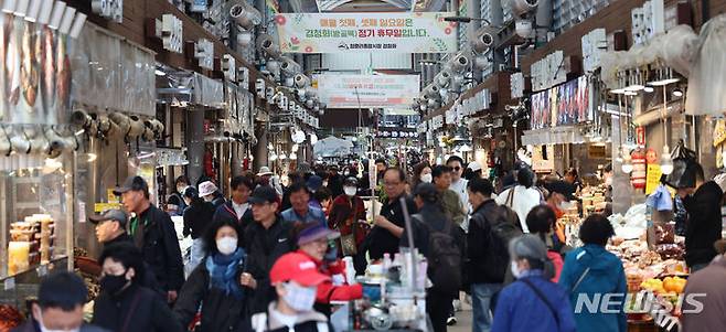 [서울=뉴시스] 김금보 기자 = 지난 4월 서울 동대문구 청량리종합시장의 모습. kgb@newsis.com