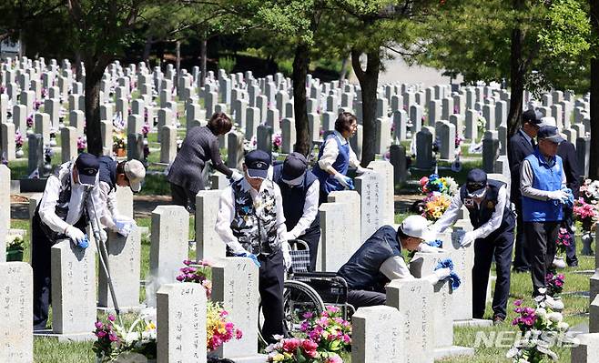 [서울=뉴시스] 김금보 기자 = 3일 오전 서울 동작구 국립서울현충원에서 송파구 국가유공자들이 묘역 정비 봉사 활동을 하고 있다. 2024.06.03. kgb@newsis.com