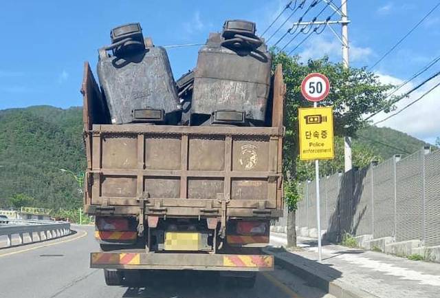 ▲지난달 28일 태백지역 한 고물상 업체의 운반차량에 의해 장성광업소에서 적재된 광차가 고물상 야적장으로 이동하는 모습. ⓒ독자