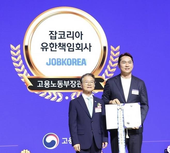 지난달 28일 서울 중구 대한상공회의소에서 열린 ‘2024 고용평등 공헌포상’에서 윤현준 잡코리아 대표이사(오른쪽)와 이정식 고용노동부 장관이 기념촬영을 하고 있다. 잡코리아 제공